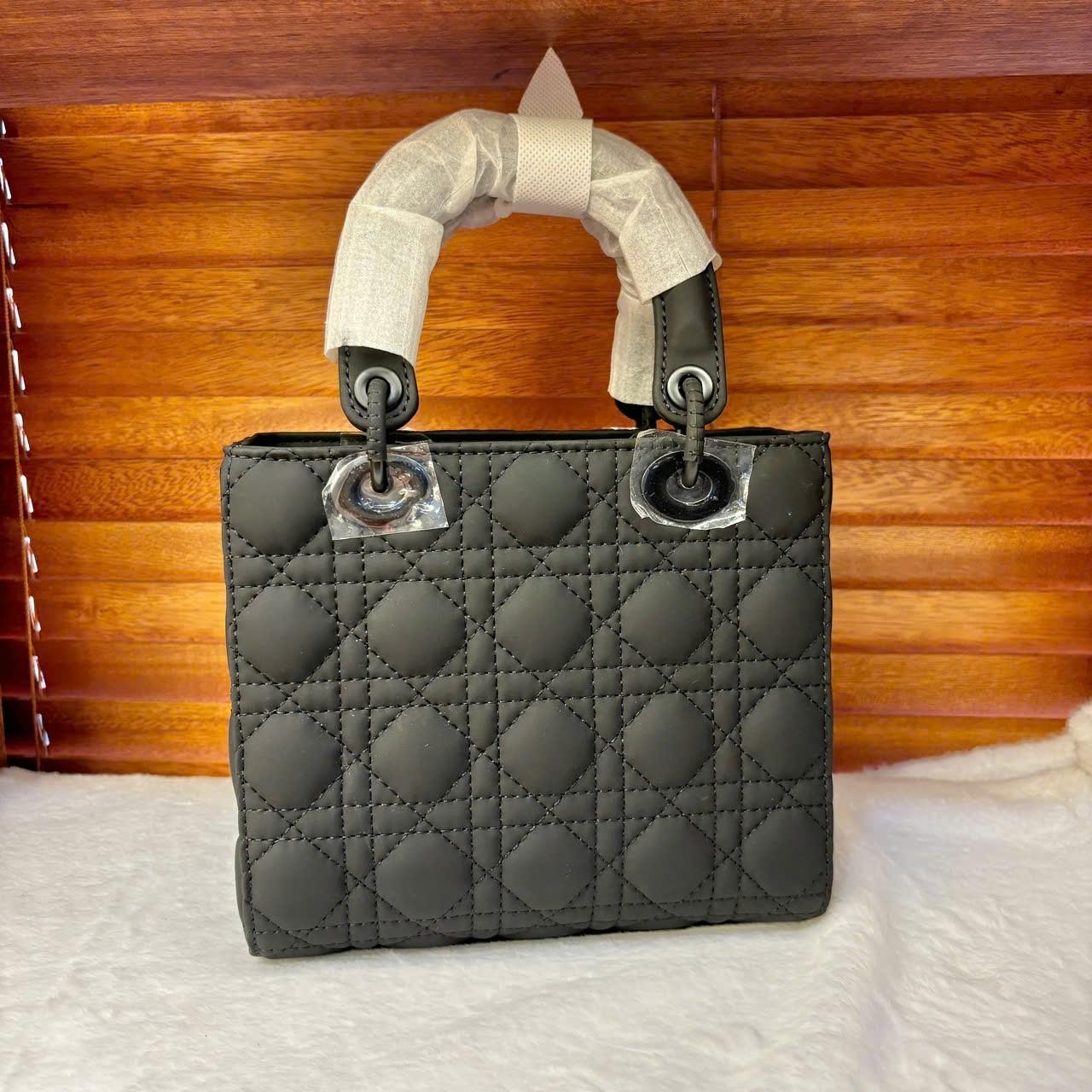 Túi Xách Lady Da Bò Trần Ô Trám HUYNBI D22 Tặng Khăn Lụa Kèm Hộp- Bag (Quà tặng miễn phí)