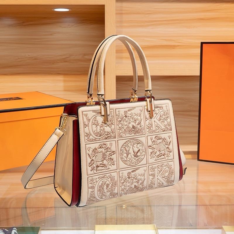 Z6_Túi Xách Nữ Họa Tiết Thêu Hoa Trên Da Bò Cao Cấp, Kích Thước 29cm, 5 Ngăn Bag Kem túi  xách