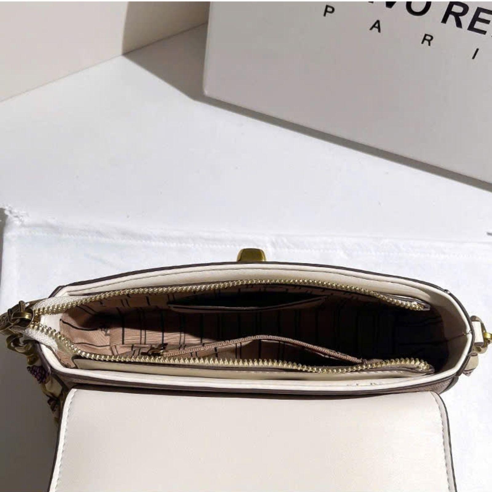 Túi Đeo Chéo và Đeo Vai HUYNBI-A05 2 Dây phối Khăn Lụa Kích thước 22cm cho Nữ - Bag (KÈM HỘP) Kem