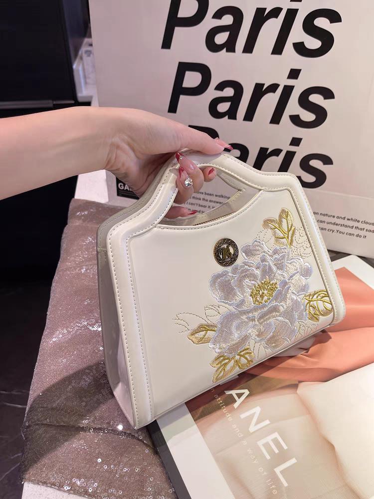 F2_Túi Xách Nữ  Họa Tiết Thêu Hoa Kích Thước 26x18x11cm