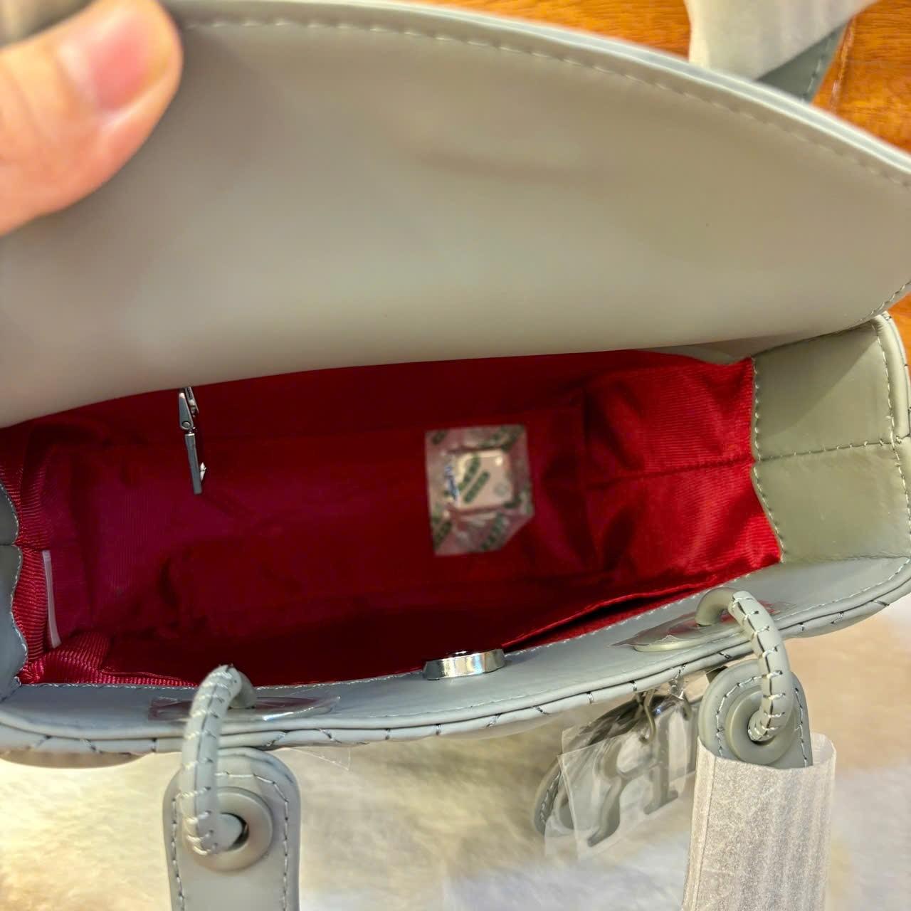 Túi Xách Lady Da Bò Trần Ô Trám HUYNBI D22 Tặng Khăn Lụa Kèm Hộp- Bag (Quà tặng miễn phí)