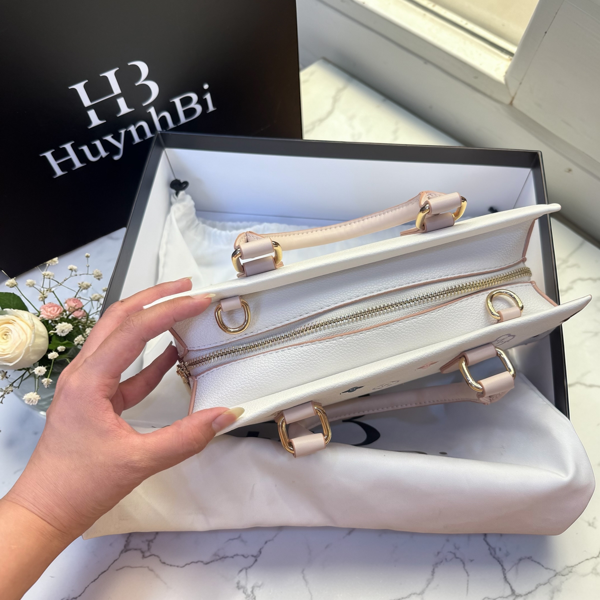 HuynhBi I8 - Túi Xách Nữ Da Bò, Mặt Túi Thêu Hoạ Tiết, Kích Thước 25x17x10 (DxCxR)