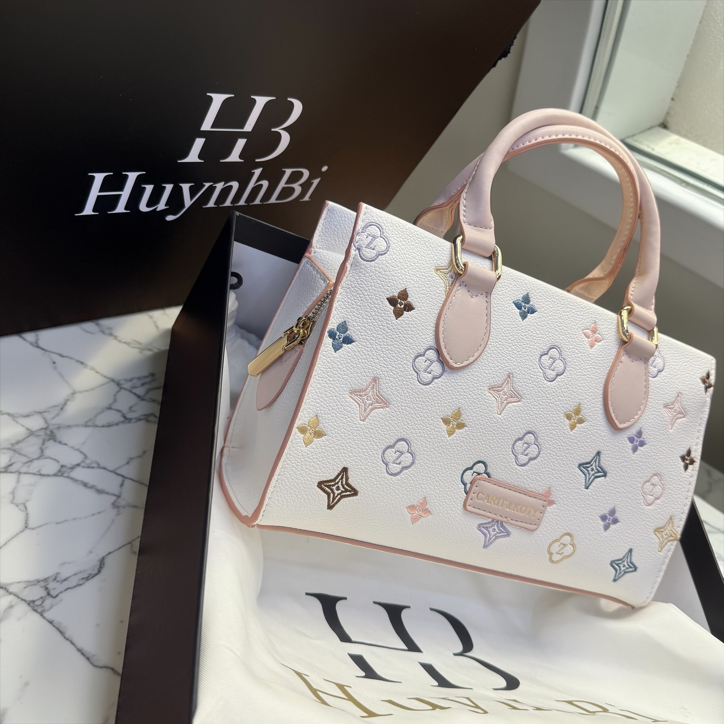 HuynhBi I8 - Túi Xách Nữ Da Bò, Mặt Túi Thêu Hoạ Tiết, Kích Thước 25x17x10 (DxCxR)