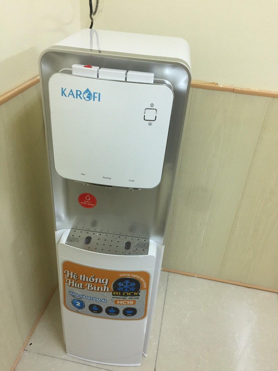 Cây nóng lạnh hút bình Karofi HC19