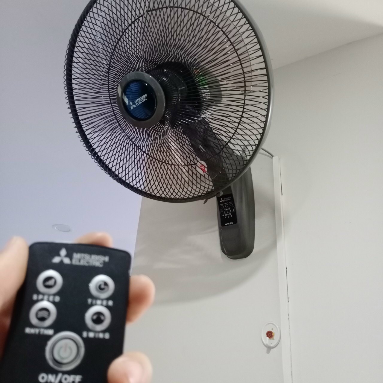 Quạt treo tường Mitshubishi W16 RV