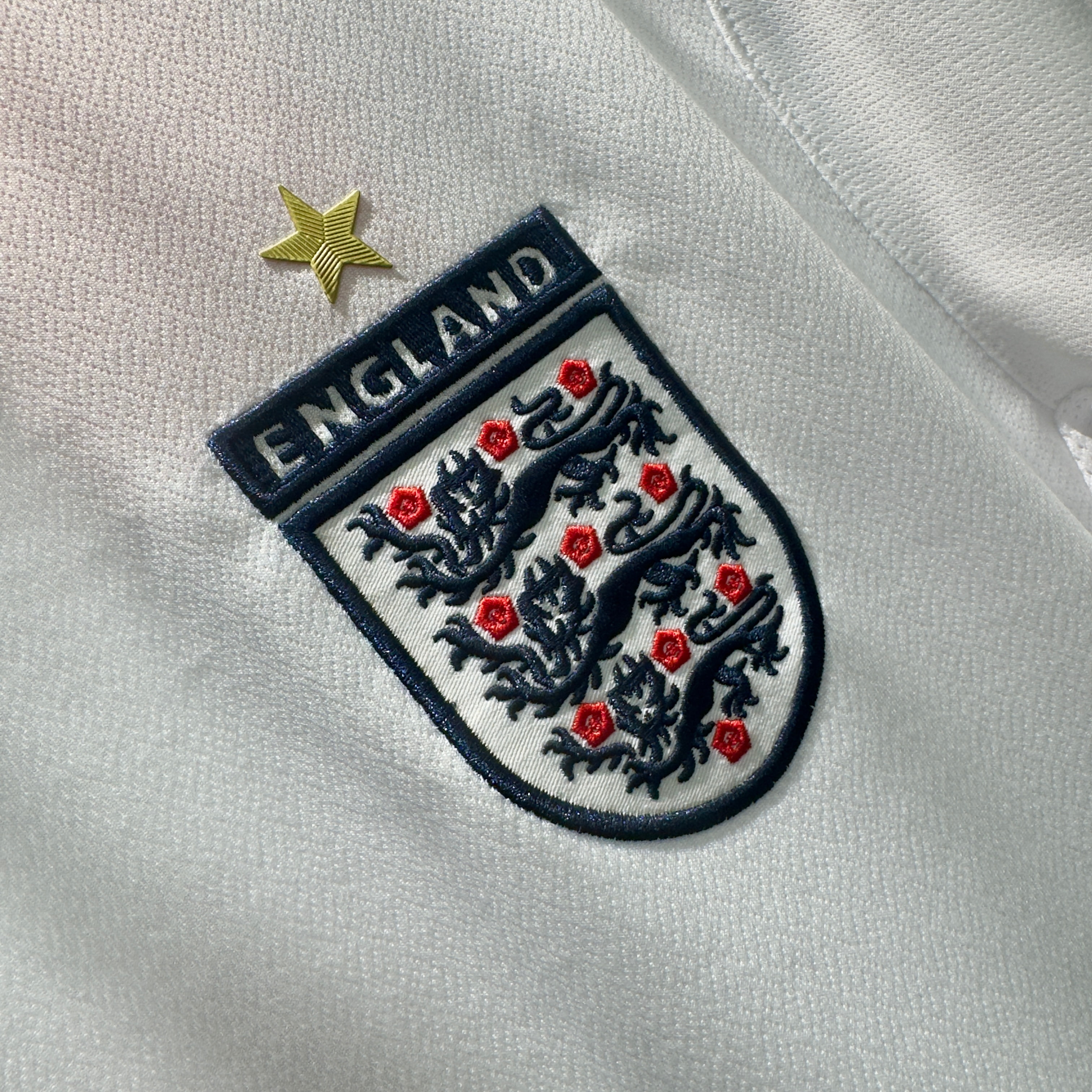 ÁO BÓNG ĐÁ ĐỘI TUYỂN ANH 2006 SÂN NHÀ