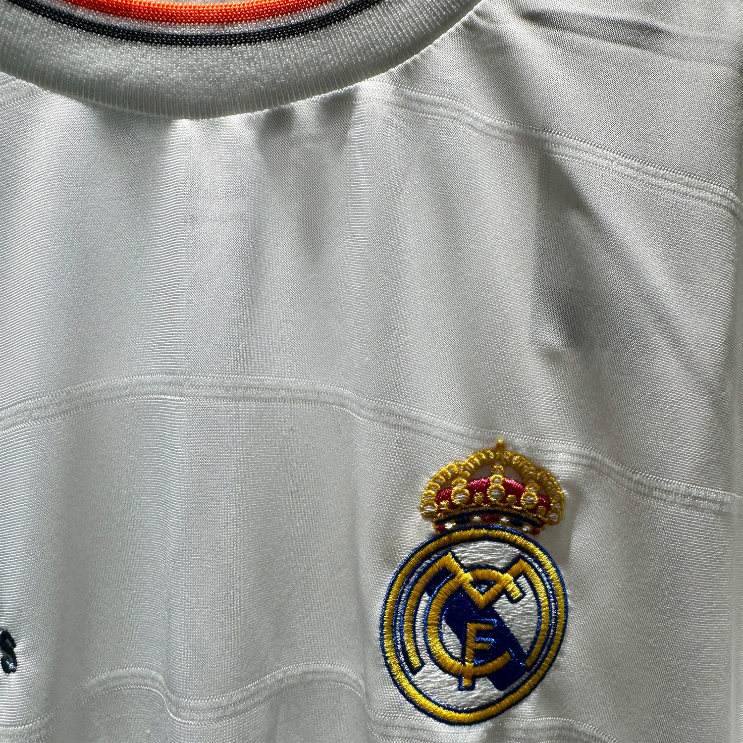 ÁO BÓNG ĐÁ REAL MADRID 2013/14 SÂN NHÀ (In ấn note vào ghi chú đơn hàng, tên số 70k, patch C1 60K)