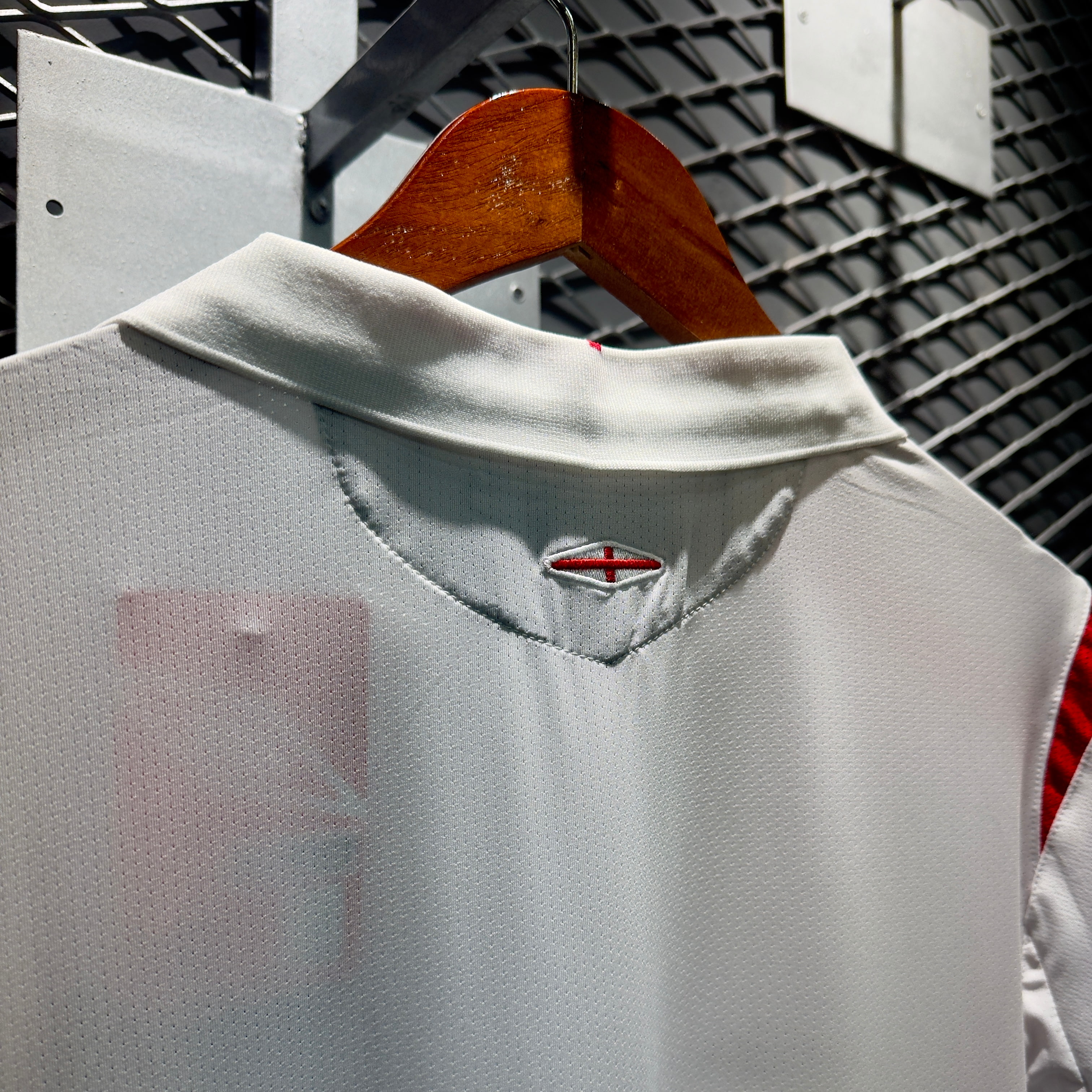 ÁO BÓNG ĐÁ ĐỘI TUYỂN ANH 2006 SÂN NHÀ