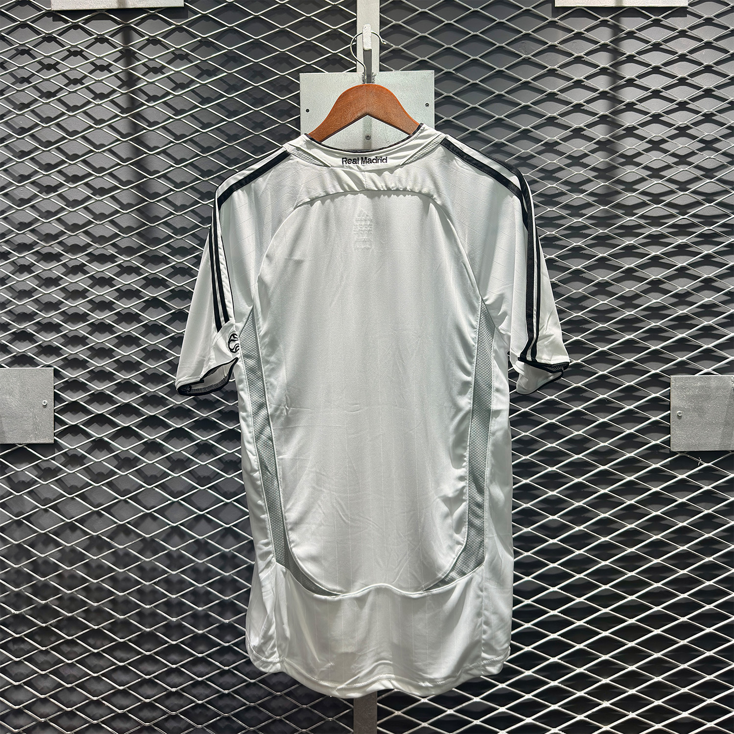 ÁO BÓNG ĐÁ REAL MADRID 2006/07 SÂN NHÀ (In ấn note vào ghi chú đơn hàng, tên số 70k, patch C1 50k)