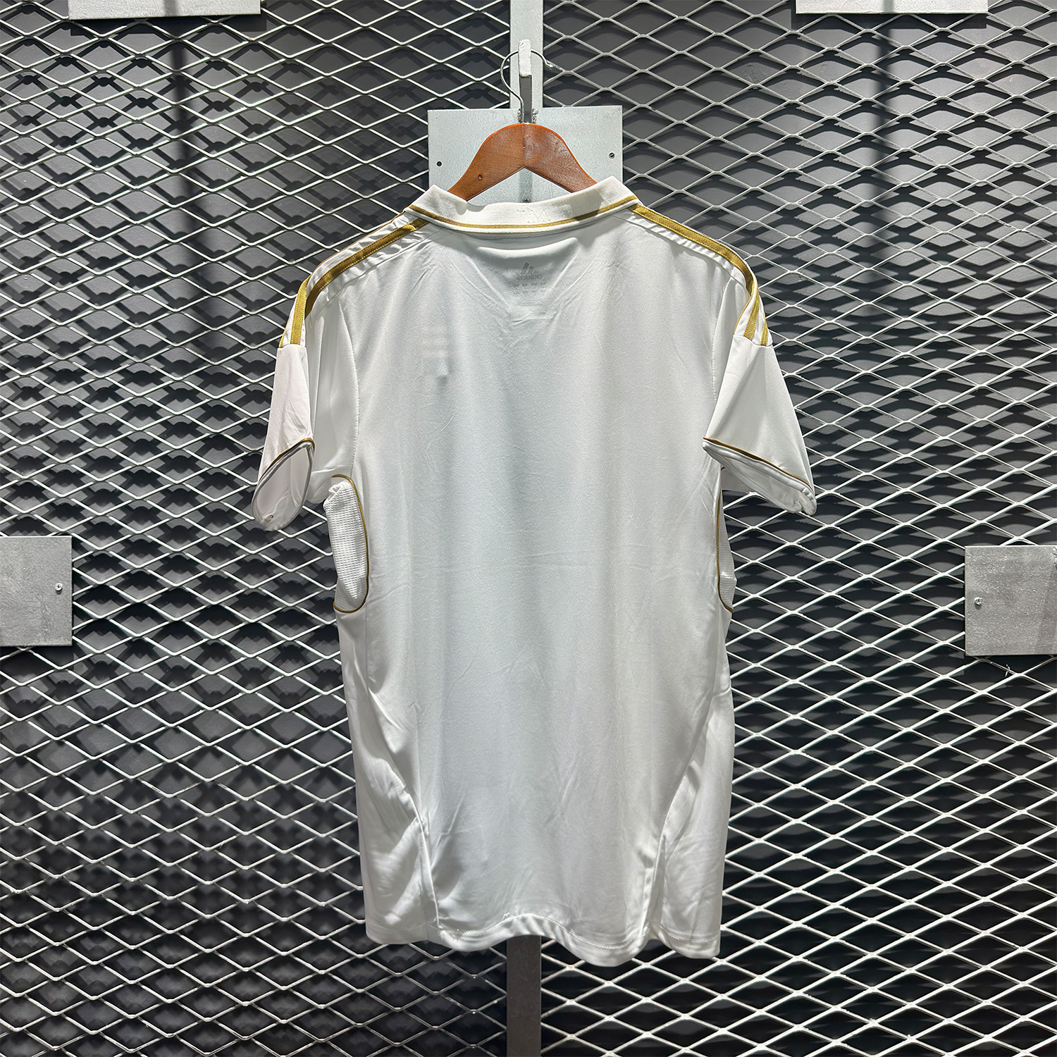 ÁO BÓNG ĐÁ REAL MADRID 2011/12 SÂN NHÀ (In ấn note vào ghi chú đơn hàng, tên số 70k, patch C1 60K)
