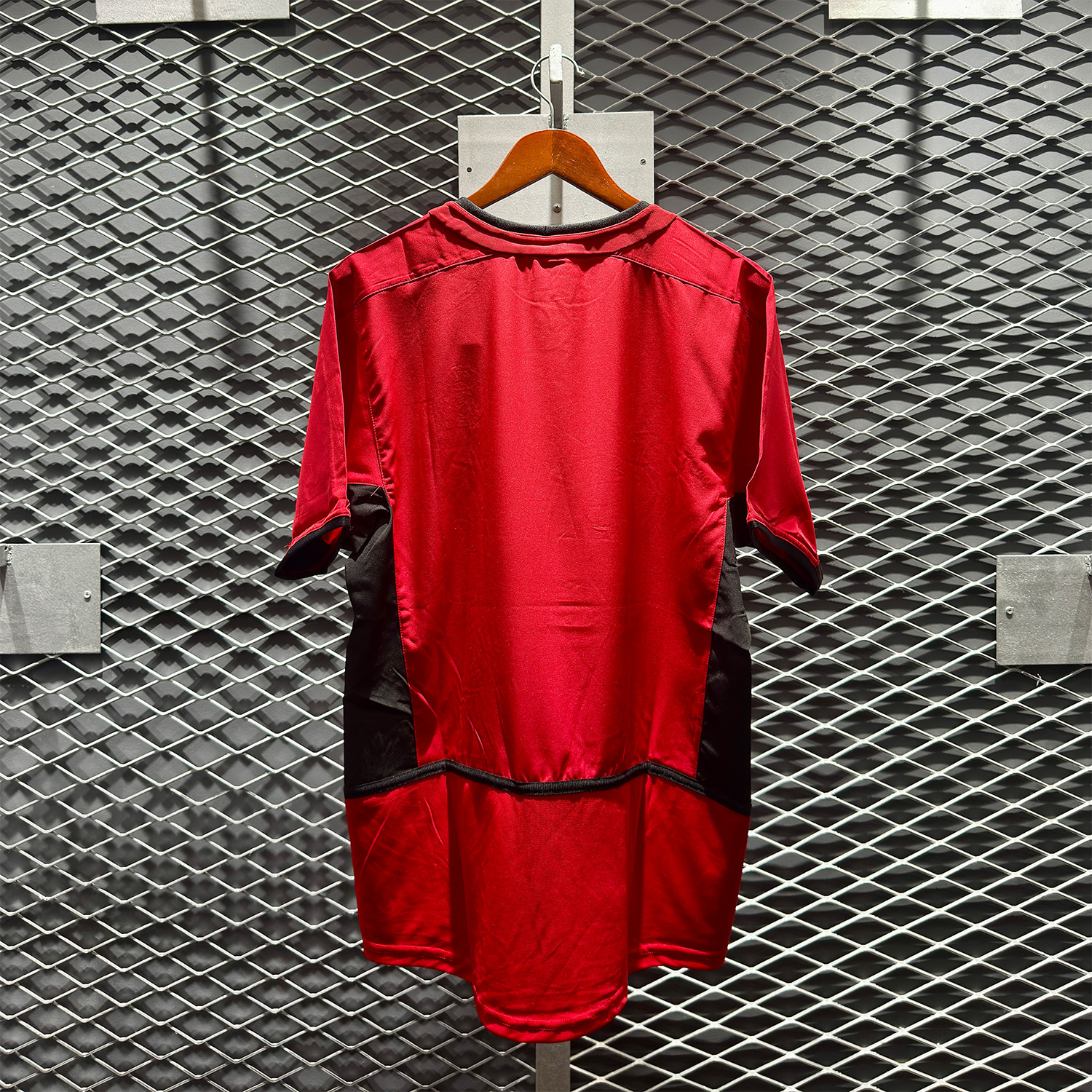 ÁO BÓNG ĐÁ MANCHESTER UNITED 2002/04 SÂN NHÀ (In ấn note vào ghi chú đơn hàng, tên số 70k, patch NHA 50k, patch C1 25k)