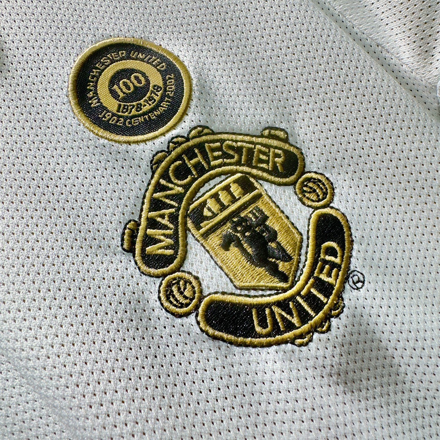ÁO BÓNG ĐÁ MANCHESTER UNITED 2001/02 SÂN KHÁCH