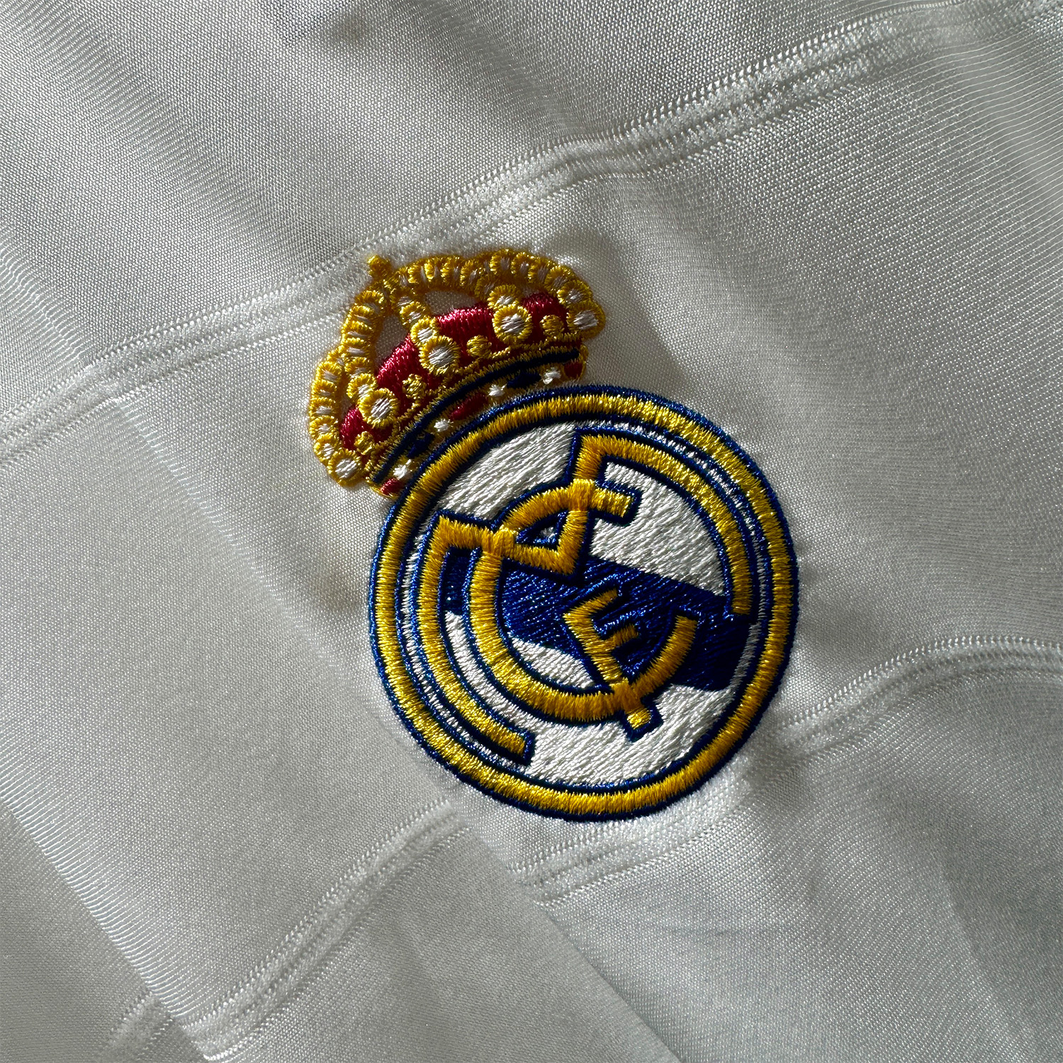 ÁO BÓNG ĐÁ REAL MADRID 2013/14 SÂN NHÀ (In ấn note vào ghi chú đơn hàng, tên số 70k, patch C1 60K)