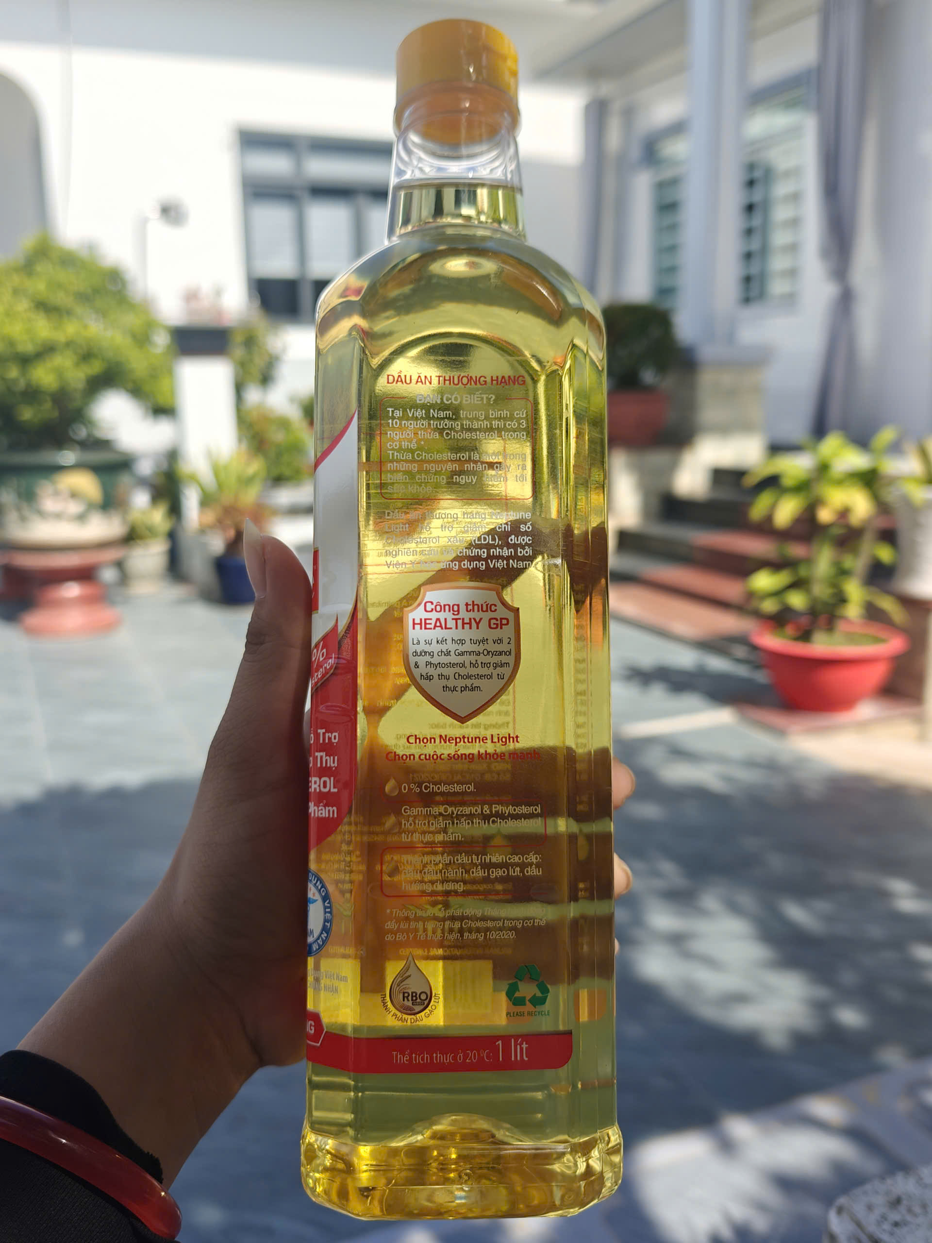 Dầu Ăn Thượng Hạng Neptune Light Chai 1 Lít – Dầu Thực Vật Giàu Omega 3-6-9, Phù Hợp Chiên Xào Nấu Ăn Hằng Ngày Gia Đình