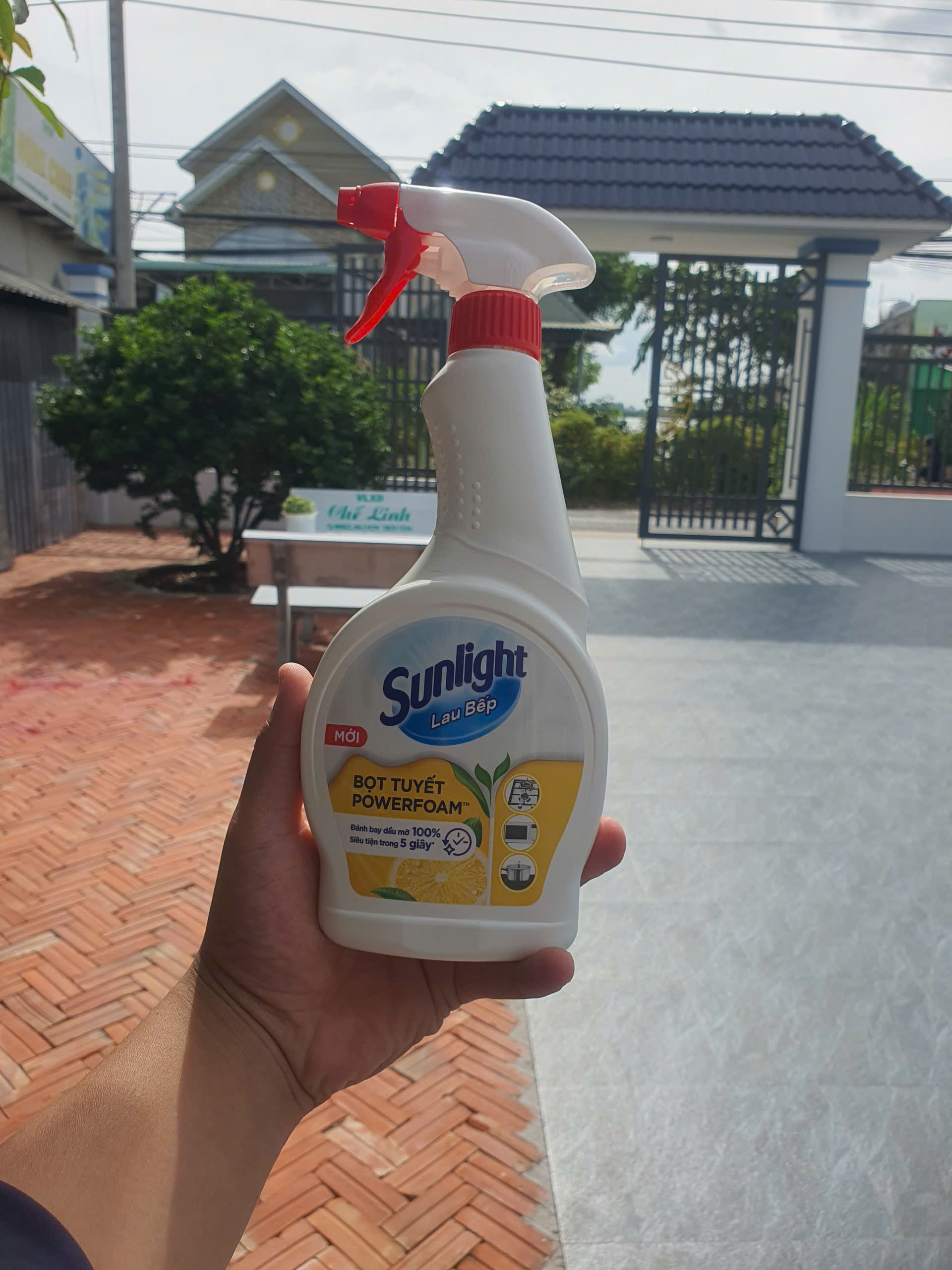 Xịt Lau Bếp Bọt Tuyết Sunlight Powerfoam Chai 500ml – Dung Dịch Làm Sạch Dầu Mỡ Vết Bẩn Khu Vực Bếp Gia Đình