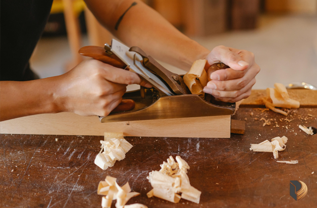 Nghệ nhân tại MDF365 đang thực hiện bào gỗ thủ công trong quy trình gia công gỗ tự nhiên, đảm bảo độ bền và thẩm mỹ