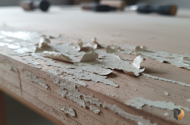 Hiện tượng sơn gỗ tự nhiên bị bong tróc và phồng rộp do độ ẩm cao và quy trình xử lý bề mặt kém.