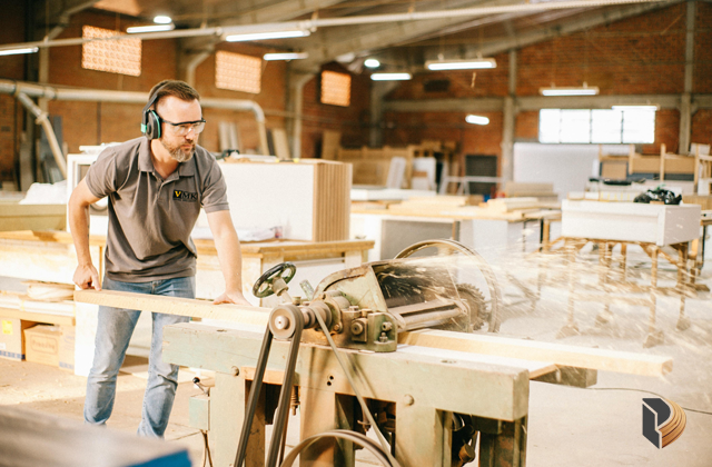 Xưởng gia công nội thất dự án MDF365 với máy cắt CNC và hệ thống hút bụi trung tâm, thể hiện năng lực sản xuất chuyên nghiệp.