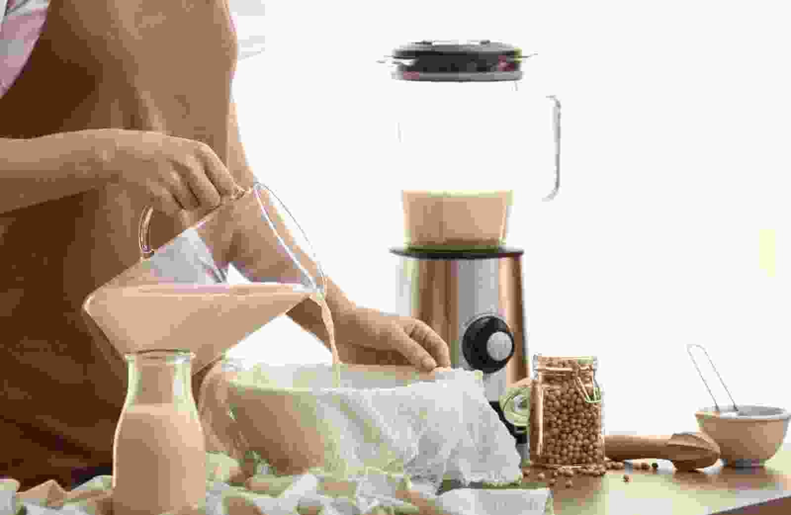Cách làm sữa hạt bằng máy xay sinh tố đơn giản