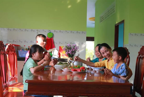 2-buc-anh-nhan-giai-gia-dinh-vui-khoe-bua-an-an-toan-2
