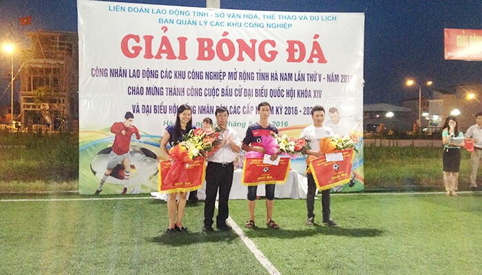 bong-da-02 Đại diện Elmich nhận giải từ Ban tổ chức