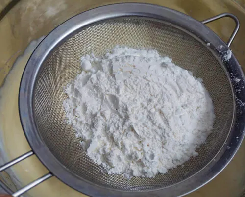 Trộn hỗn hợp lòng đỏ & lòng trắng trứng