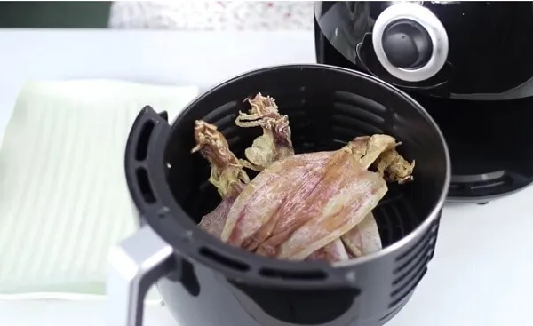 Bỏ Mực Khô Vào Nồi Chiên Không Dầu