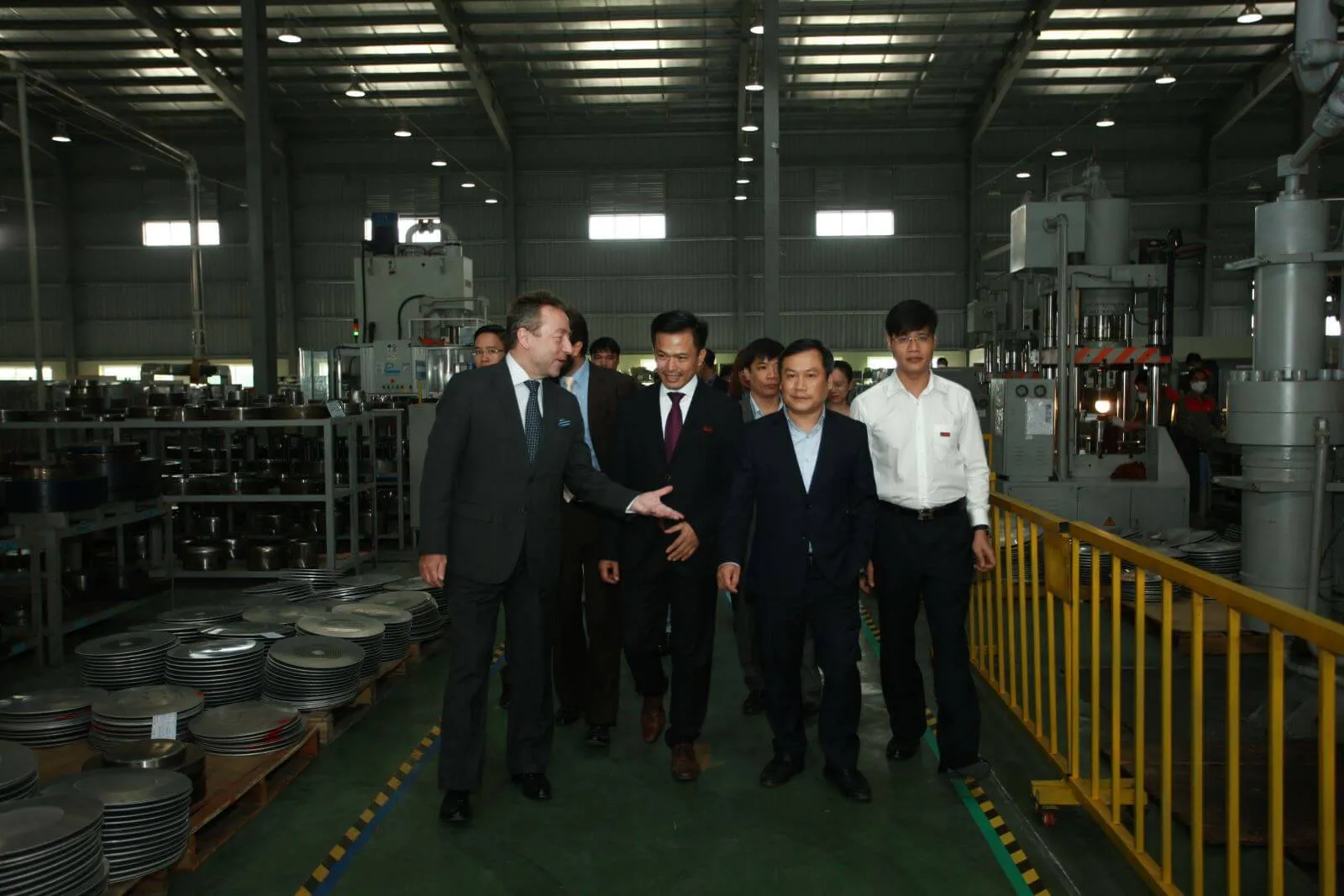 canl589420-20copy Ngài đại sứ (ngoài cùng bên trái) thăm quan Nhà máy Elmich