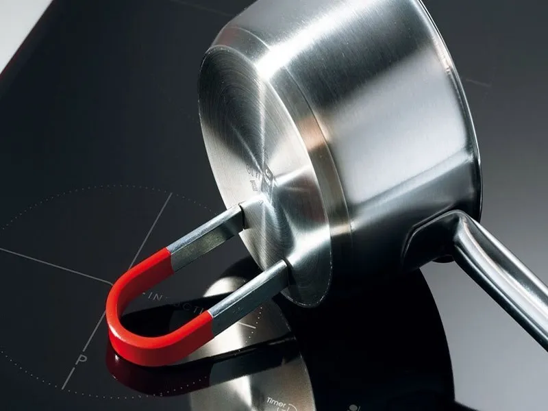 Dùng nam châm kiểm tra tính dẫn từ của nồi
