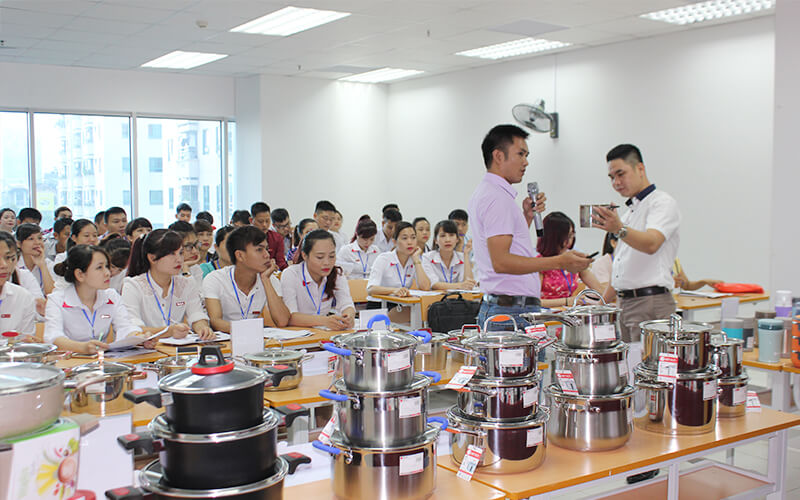 chuong-trinh-dao-tao-elmich-03 Ông Nguyễn Văn Qúy_ Trưởng phòng R&D đào tạo về kiến thức sản phẩm gia dụng