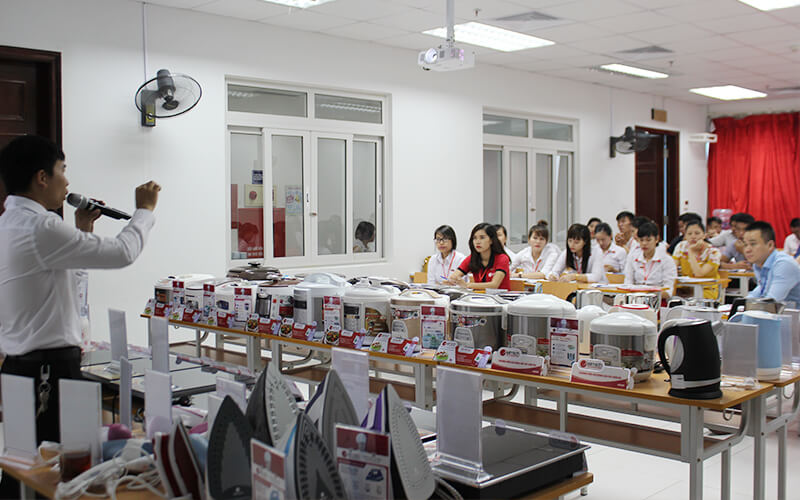 chuong-trinh-dao-tao-elmich-04 Ông Trần Quang Vinh – Trưởng phòng LAB đào tạo về kiến thức sản phẩm điện gia dụng