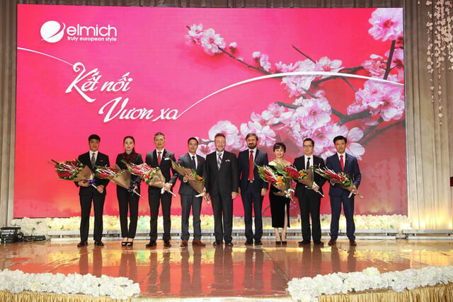 dai20su20sec20tham20elmich2011 Đại sứ Séc tặng hoa lãnh đạo Elmich