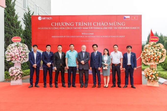 Ông Hynek Kmonicek, Đại sứ Cộng hòa Czech tại Việt Nam (thứ 5 từ trái sang), lãnh đạo UBND huyện Bình Lục và đại diện Tập đoàn Elmich (thứ tư từ phải sang) trong chuyến tham quan và làm việc tại Nhà máy Elmich, sáng 18/4. Ảnh: Elmich