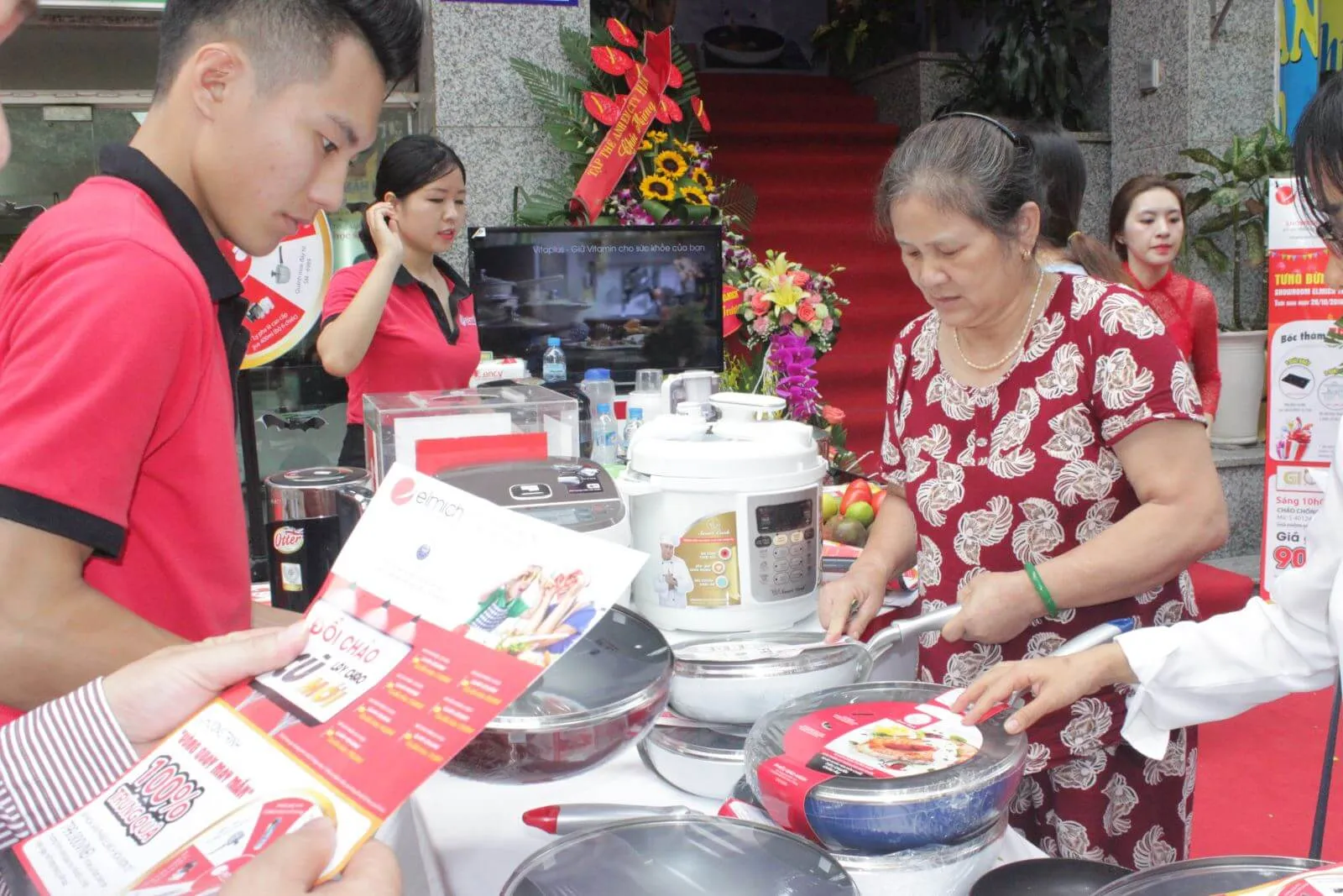 Khách hàng hào hứng tham gia những chương trình ưu đãi ngay tại Showroom