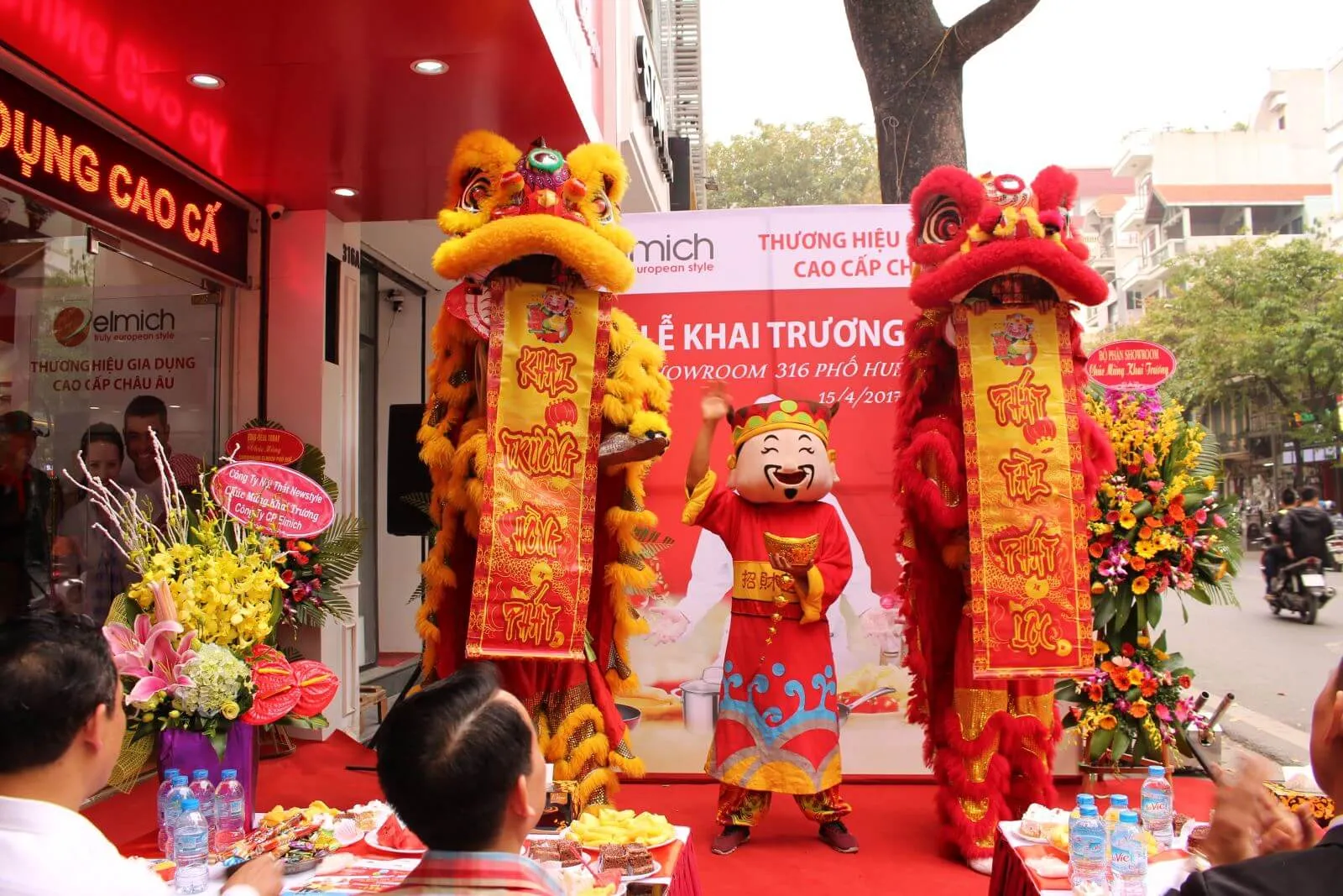 Múa lân mừng khai trương