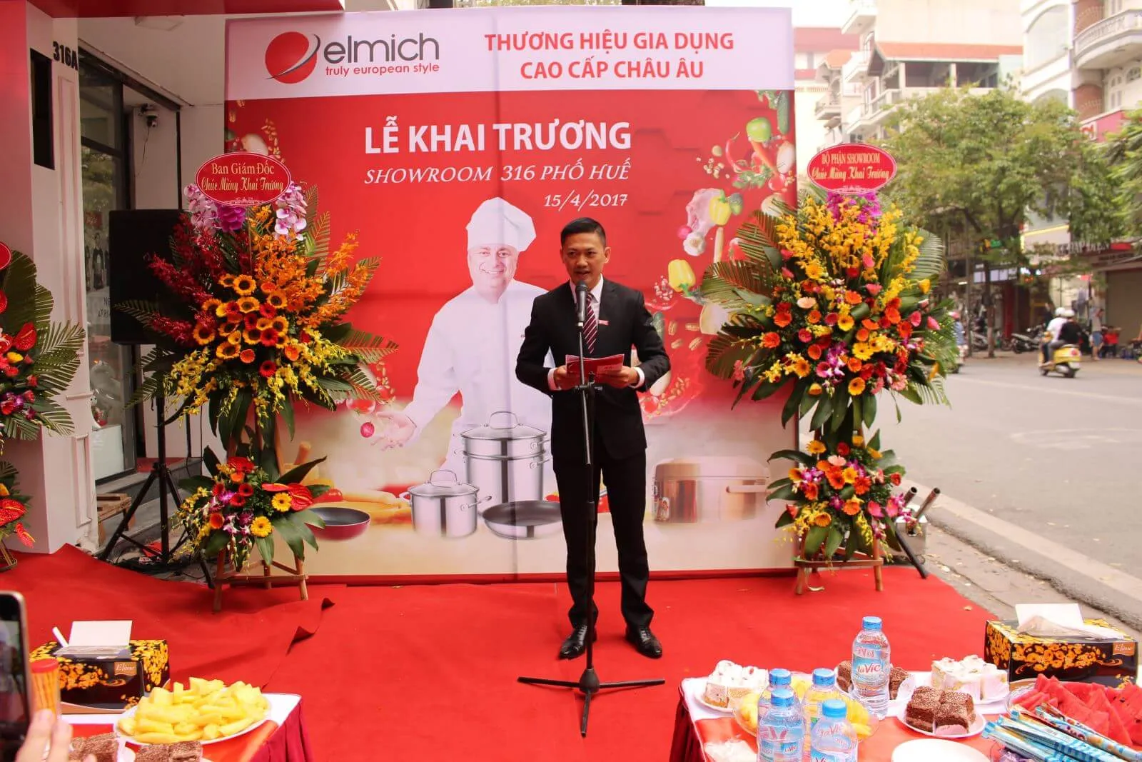 Giám đốc kinh doanh toàn quốc của Elmich phát biểu tại lễ khai trương