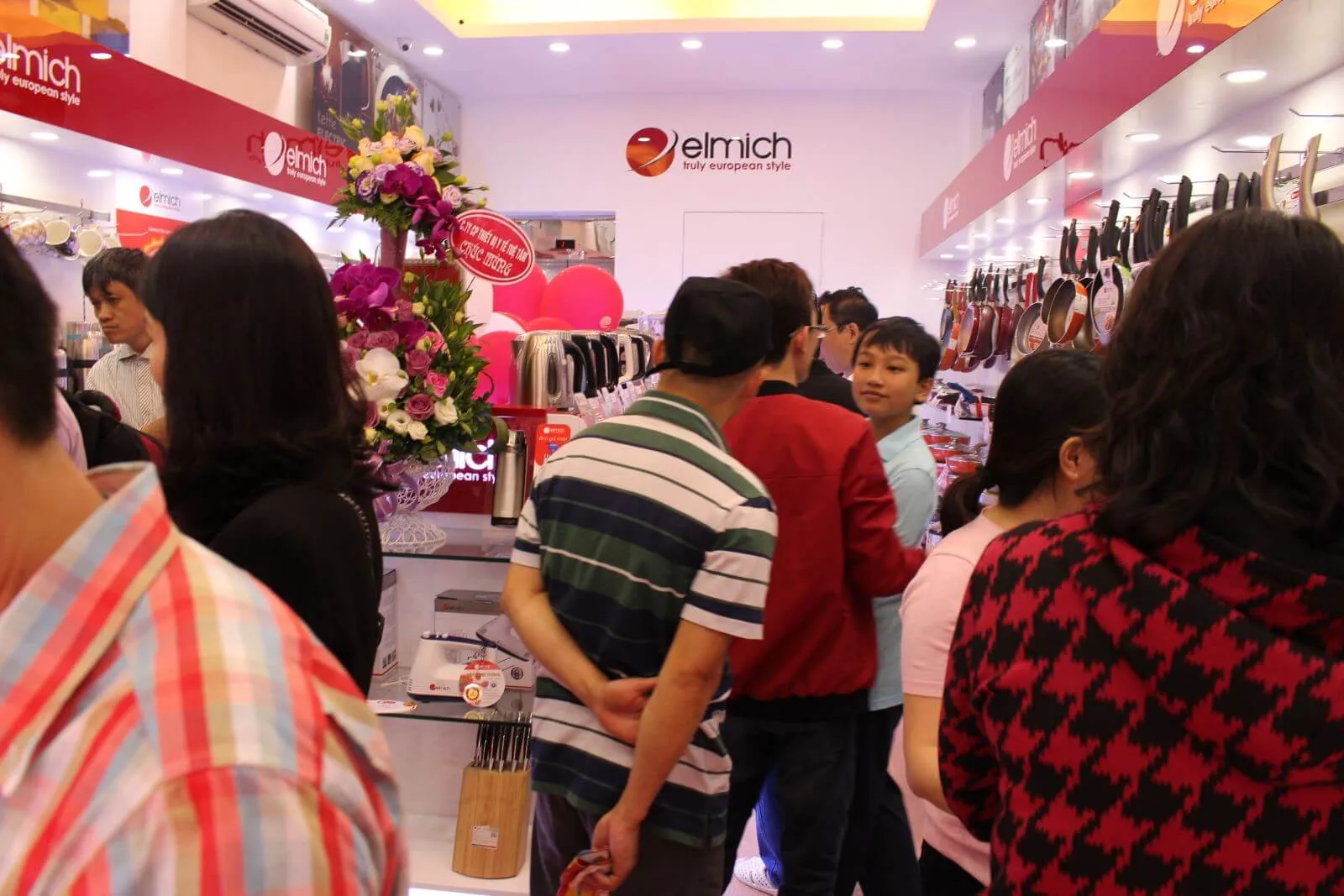 Khách hàng tham quan Showroom Phố Huế