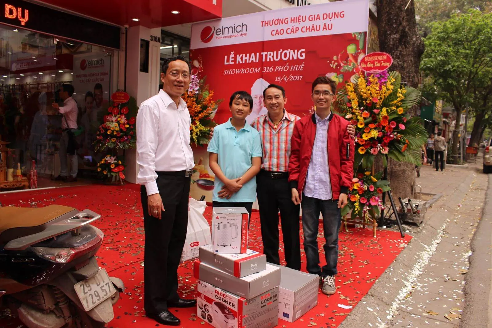 Khách hàng mua sắm tại Showroom