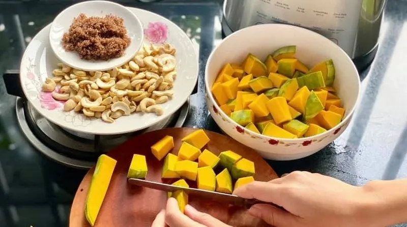 Bước sơ chế nguyên liệu trước khi nấu sữa bí đỏ hạt điều