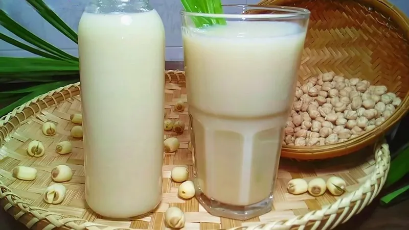 Món sữa hạt đậu gà hạt sen sánh mịn, béo ngậy