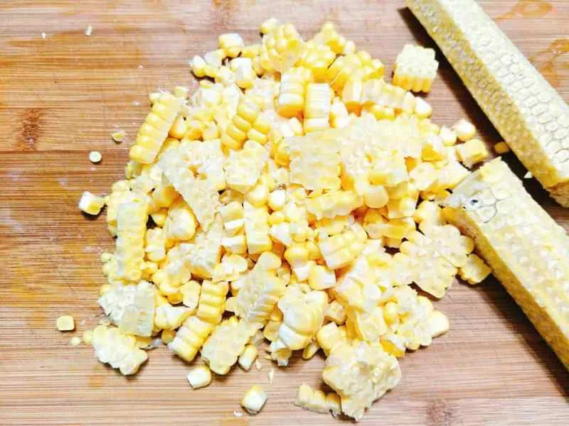 Sơ chế ngô trước khi nấu sữa ngô hạt sen