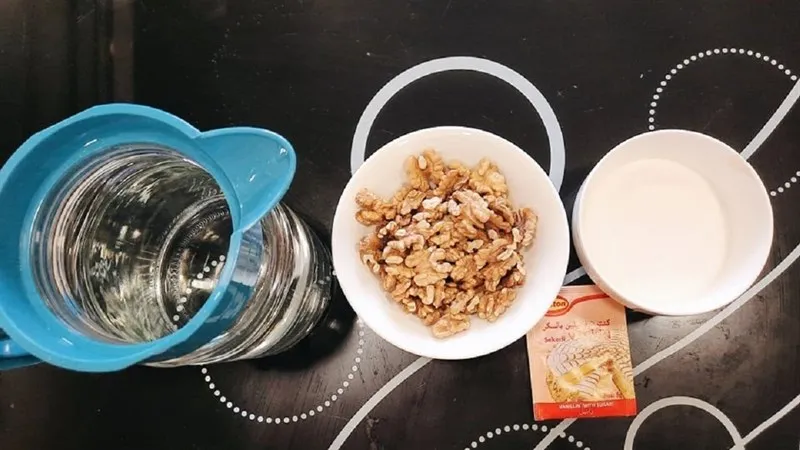 Những nguyên liệu cần dùng trong món sữa óc chó hạt chia