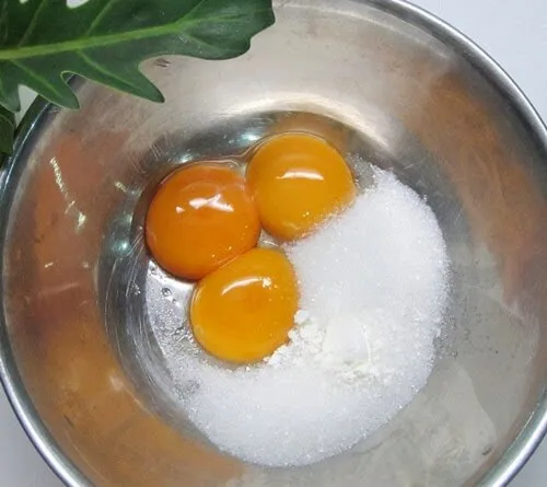 tc6b0-tay-lam-banh-trang-mieng-pudding-cuc-ngon-11 Cho đường vào lòng đỏ trứng gà rồi trộn đều hỗn hợp