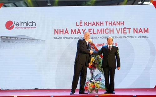 Ông Mai Tiến Dũng, Ủy viên Trung ương Đảng, Bí thư tỉnh ủy, Chủ tịch HĐND tỉnh Hà Nam tặng hoa và chúc mừng ngài Milan Novosad, Phó chủ tịch HĐQT Elmich châu Âu, thành viên HĐQT Elmich Vietnam nhân dịp khai trương Nhà máy Elmich
