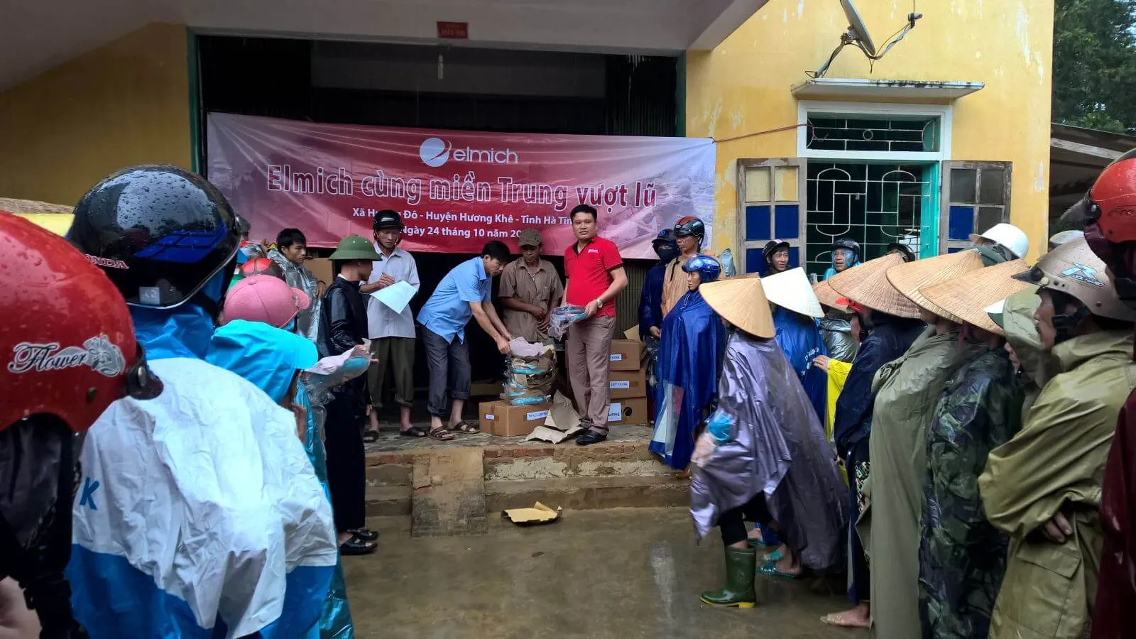 wp_20161024_15_24_40_pro Mưa lớn nhưng không thể ngăn được không khí trao quà hân hoan