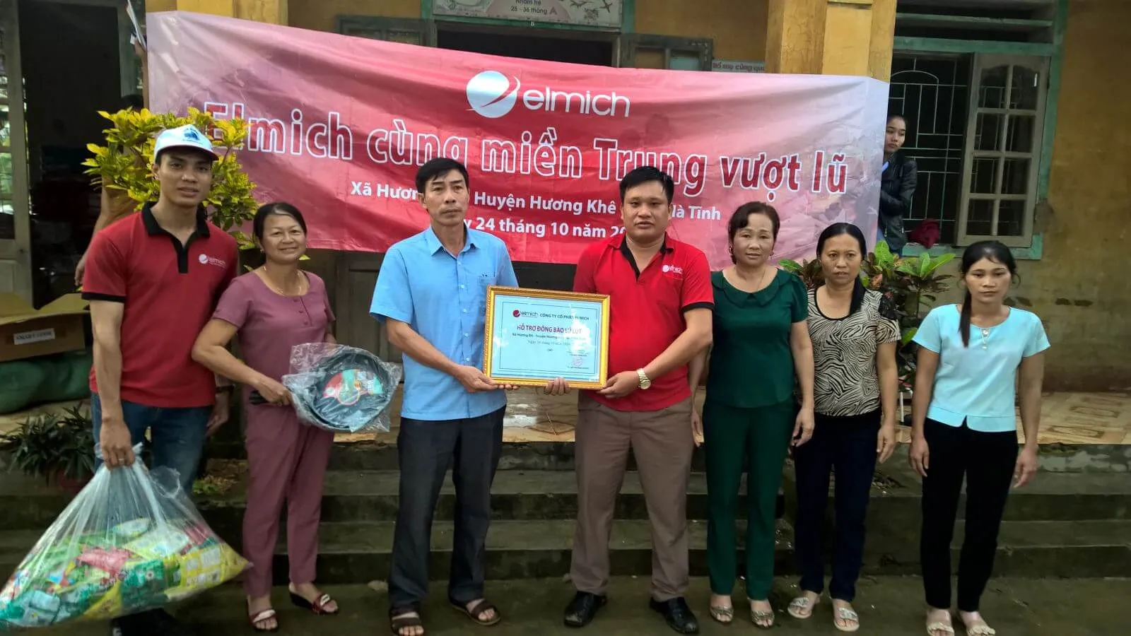 wp_20161024_16_44_32_pro-2 Elmich hỗ trợ đồng bào lũ lụt miền Trung xã Hương Đô, tỉnh Hà Tĩnh.