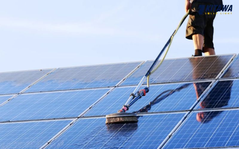 Cách vệ sinh tấm pin năng lượng mặt trời an toàn, hiệu quả