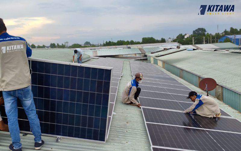 So sánh hoà lưới bám tải và hybrid nên chọn hệ thống nào?