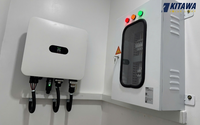 Đi kèm là inverter hòa lưới công suất 7kW