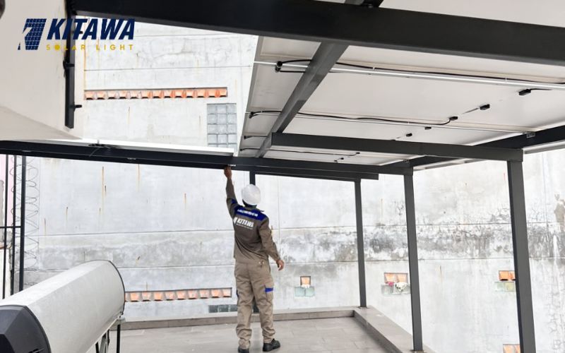 Nhân viên bảo trì định kỳ hệ thống cho khách hàng